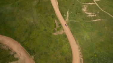 Araba ralli üst görülmektedir.