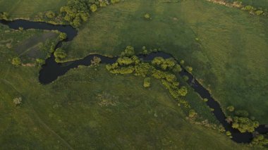Yukarıdan bir güzel dar ve dolambaçlı nehir manzarası.