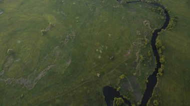 Yukarıdan bir güzel dar ve dolambaçlı nehir manzarası.