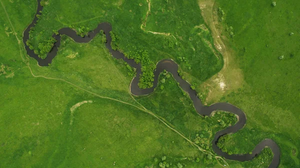 Una hermosa vista estrecha y sinuosa del río desde arriba . — Foto de Stock