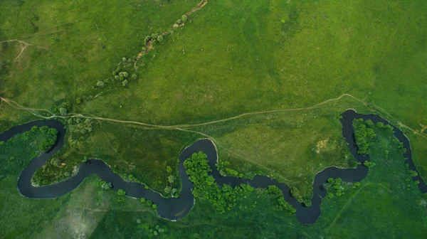 Een uitzicht op de prachtige smalle en kronkelende rivier van bovenaf. — Stockfoto