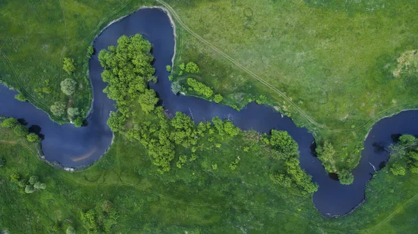 Una hermosa vista estrecha y sinuosa del río desde arriba . — Foto de Stock