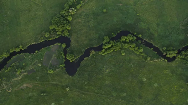 Una hermosa vista estrecha y sinuosa del río desde arriba . — Foto de Stock