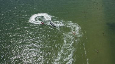 Yukarıdan deniz görünümünde tekne