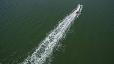 Yukarıdan deniz görünümünde tekne