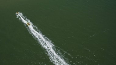 Yukarıdan deniz görünümünde tekne