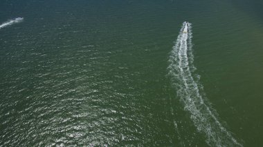 Yukarıdan deniz görünümünde tekne