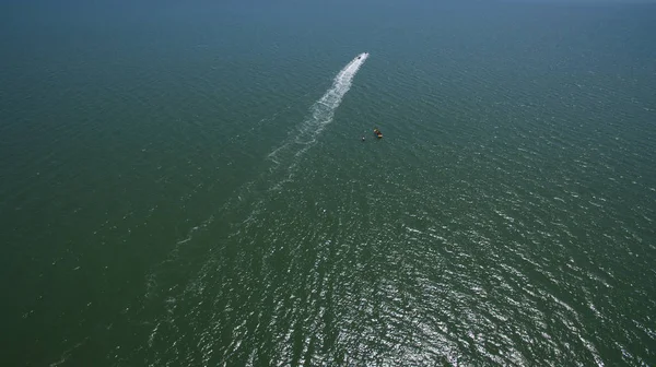 Barco en la vista al mar desde arriba — Foto de Stock