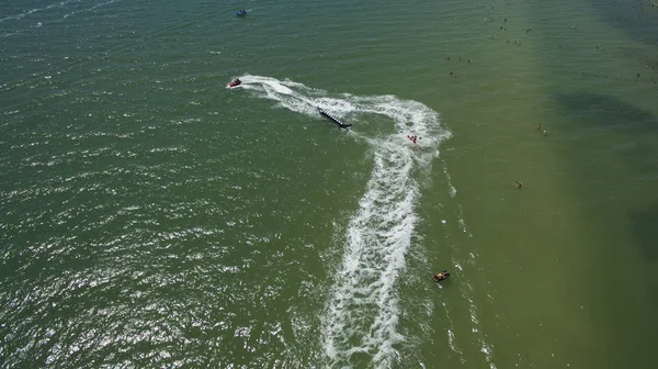 Yukarıdan deniz görünümünde tekne