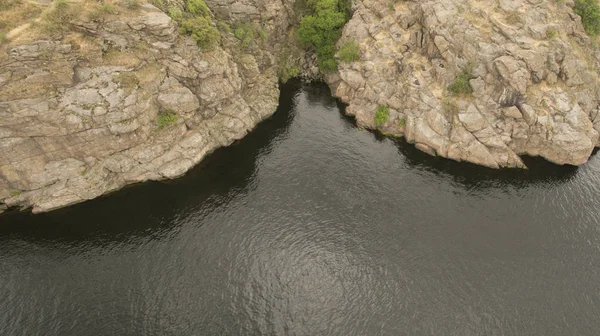 Rochers dans la vue sur la mer d'en haut — Photo