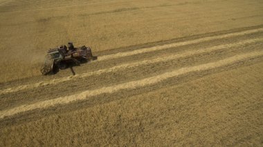 Yukarıdan alan görünümünde traktör