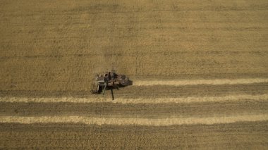 Yukarıdan alan görünümünde traktör