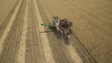 Yukarıdan alan görünümünde traktör