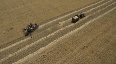 Yukarıdan alan görünümünde traktör