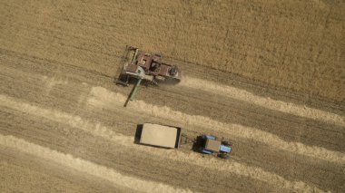Yukarıdan alan görünümünde traktör