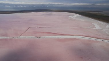 Yukarıdan güzel tuzlu pembe Göl Manzaralı