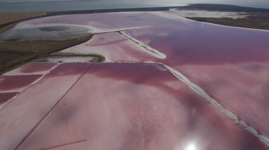 Yukarıdan güzel tuzlu pembe Göl Manzaralı