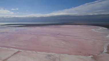 Yukarıdan güzel tuzlu pembe Göl Manzaralı