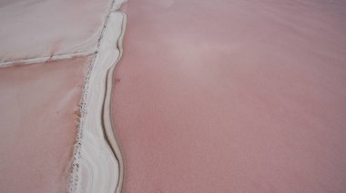 Yukarıdan güzel tuzlu pembe Göl Manzaralı