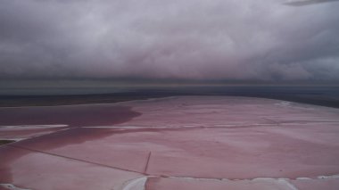 Yukarıdan güzel tuzlu pembe Göl Manzaralı