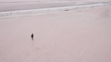 Yukarıdan güzel tuzlu pembe Göl Manzaralı