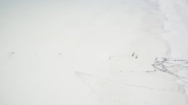 Yukarıdan güzel tuzlu beyaz göl manzaralı