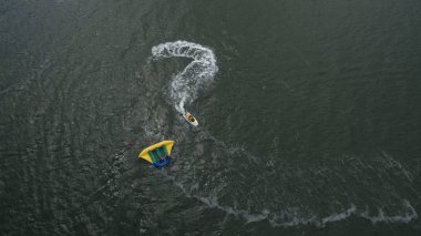 İnsanlarla güzel sahil