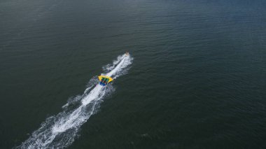 İnsanlarla güzel sahil