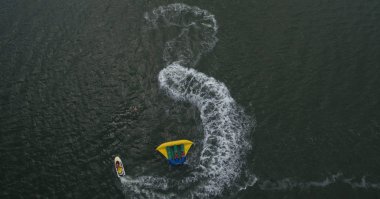 İnsanlar bir su batman binmek