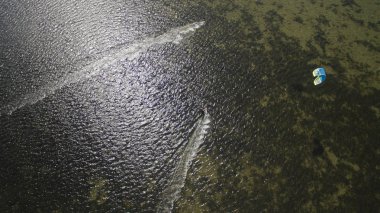 denizin üzerinde insanlar istirahat