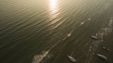 denizin üzerinde insanlar istirahat