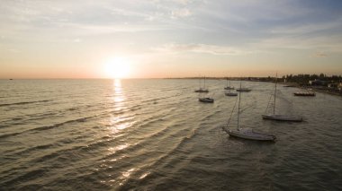 Gün batımında şık yat
