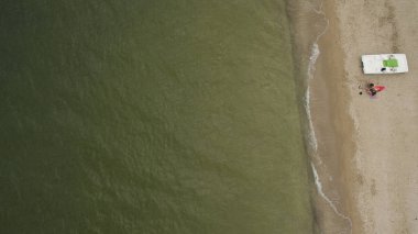 Deniz kıyısındaki kumlu sahil