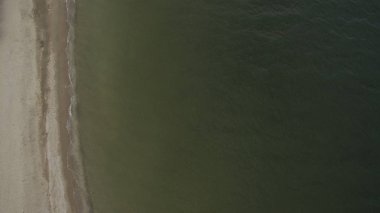 Deniz kıyısındaki kumlu sahil