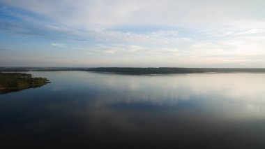 Gölün bir yükseklikten manzara