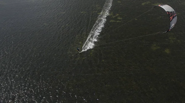 Kiting solitário no oceano grande — Fotografia de Stock