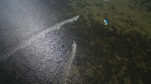 Kiting solitário no oceano grande — Fotografia de Stock