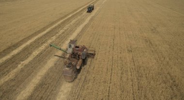 Yukarıdan alan görünümünde traktör