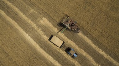 Yukarıdan alan görünümünde traktör