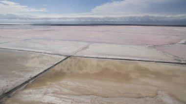 Yukarıdan güzel tuzlu beyaz göl manzaralı