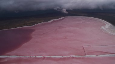 Yukarıdan güzel tuzlu pembe Göl Manzaralı