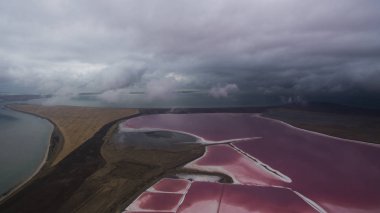 Yukarıdan güzel tuzlu pembe Göl Manzaralı