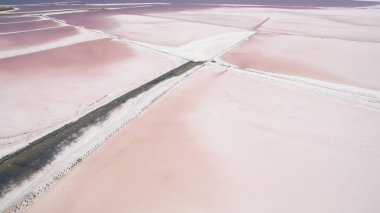 Yukarıdan güzel tuzlu pembe Göl Manzaralı