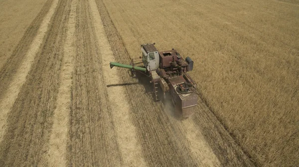 Yukarıdan alan görünümünde traktör