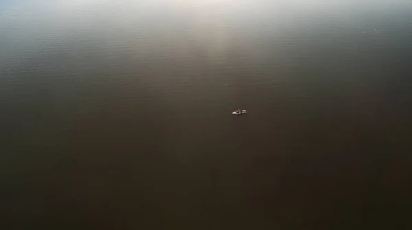 在日落时湖的景色 — 图库照片