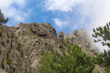 Kaya oluşumu üzerinde hiking trail, Corse, France.