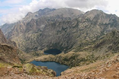 Gr20 iz, Corse, France üzerinden Capitellu ve Melo göller.