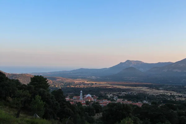 Schöne Landschaft bei Sonnenaufgang, corse, Frankreich. — Stockfoto