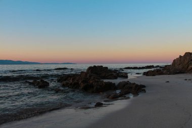 Sunrise kumlu bir kıyıdan bir Manzaralı.