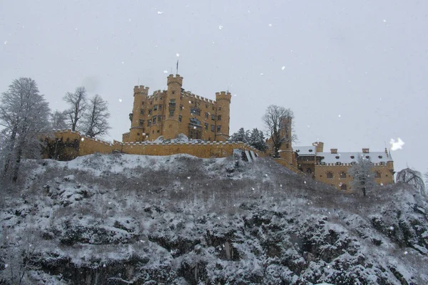 Castillo de Hohenschwangau en los Alpes bávaros en invierno. Alemania . —  Fotos de Stock